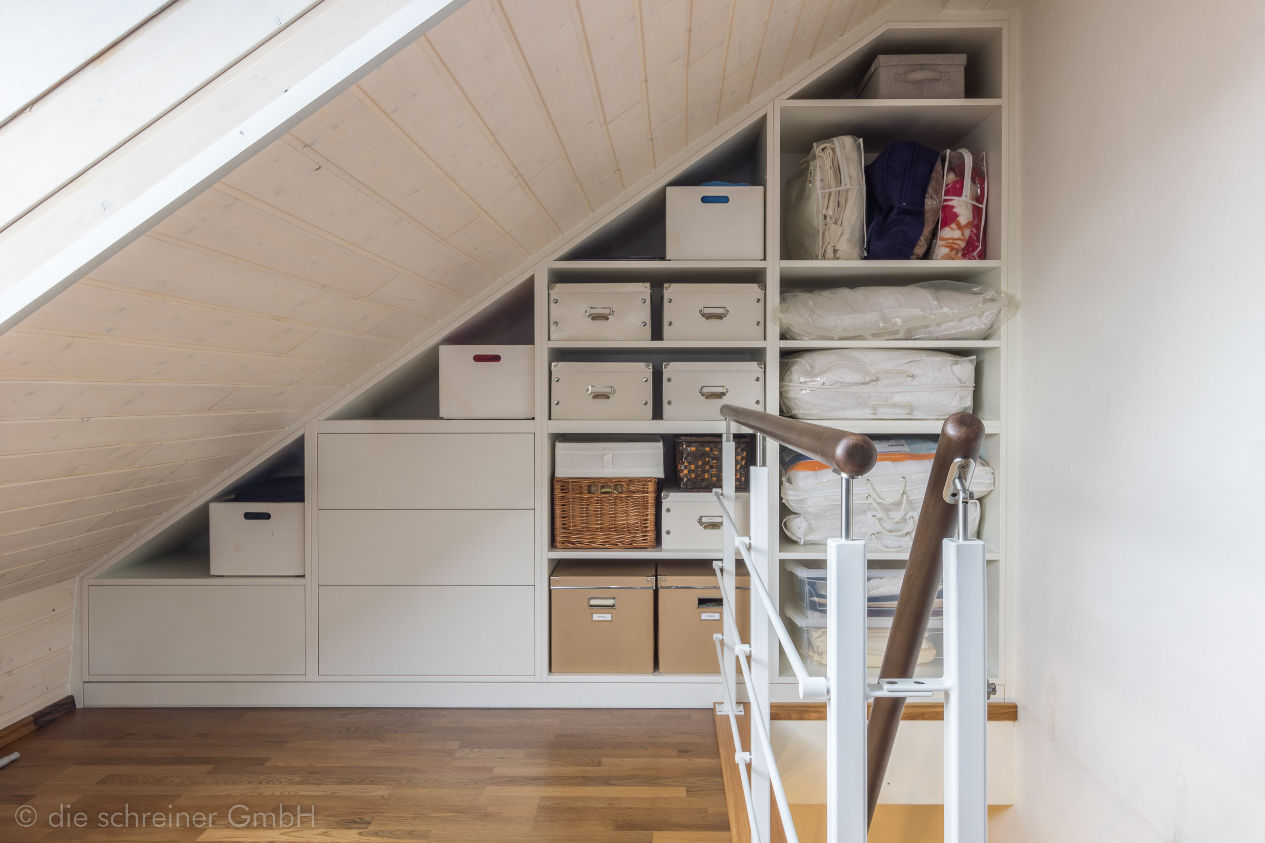 Treppenschrank und Regal